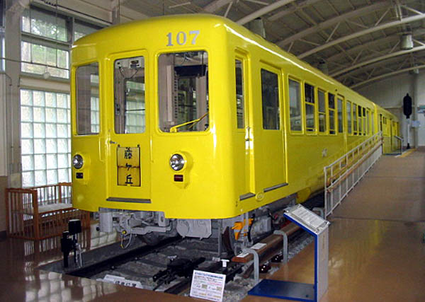 黄色い電車の壁紙